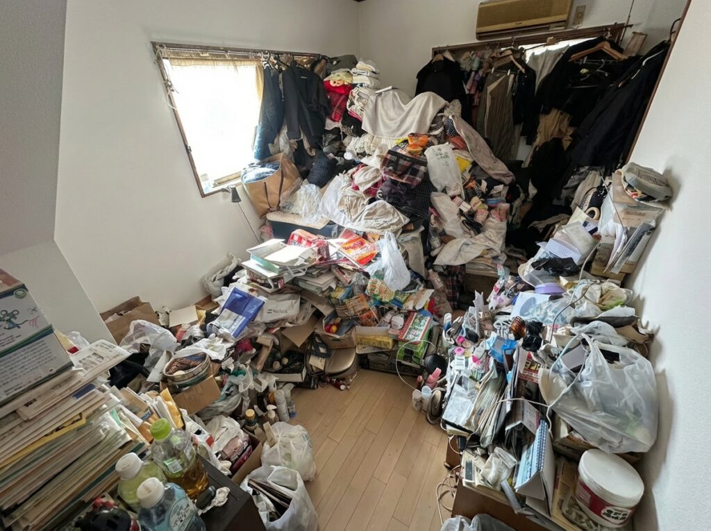 福岡県上毛町2DKアパートM様のゴミ屋敷片付け事例 Before