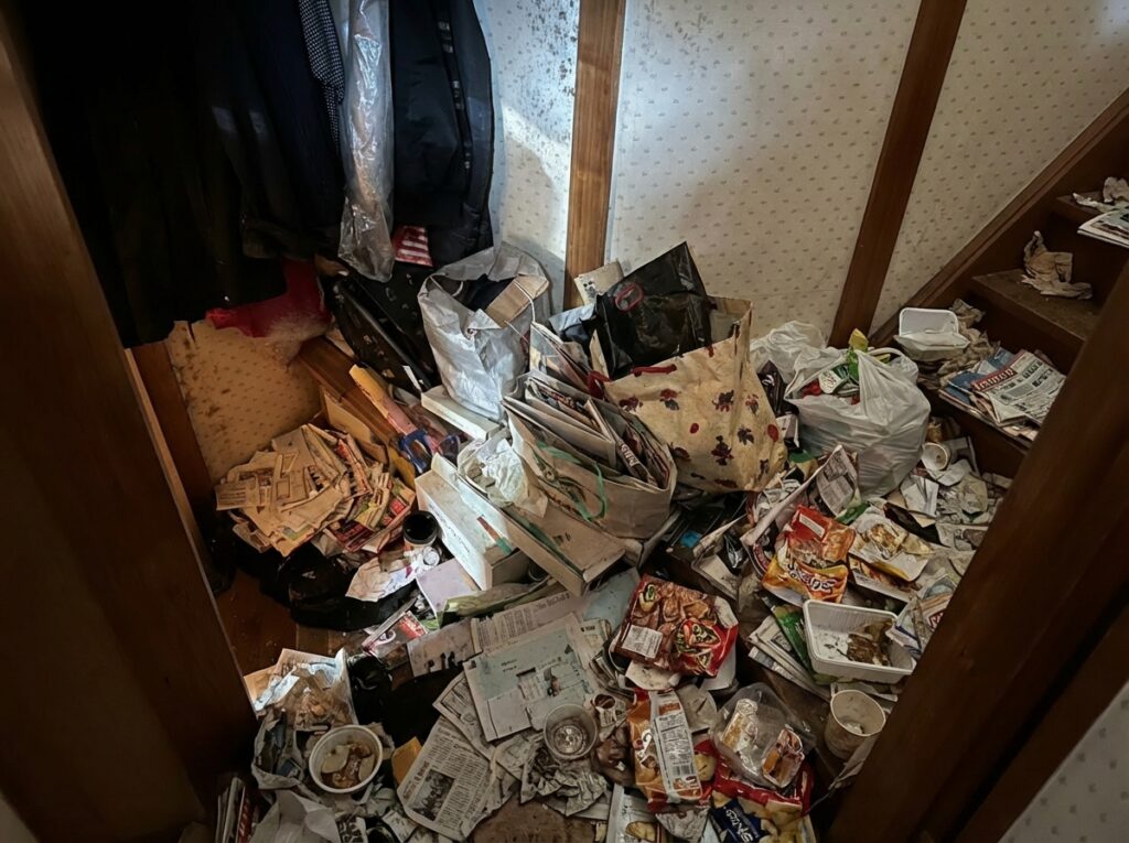 福岡県苅田町1KマンションO様のゴミ屋敷片付け事例 Before