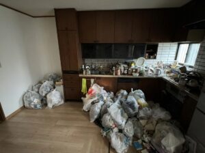 大分県竹田市2DKアパートS様のゴミ屋敷片付け事例