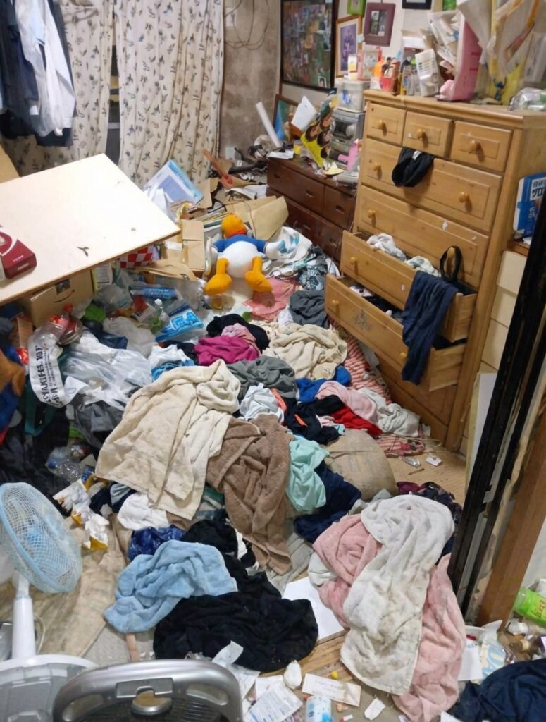 熊本県津奈木町1DKアパートN様のゴミ屋敷片付け事例 Before