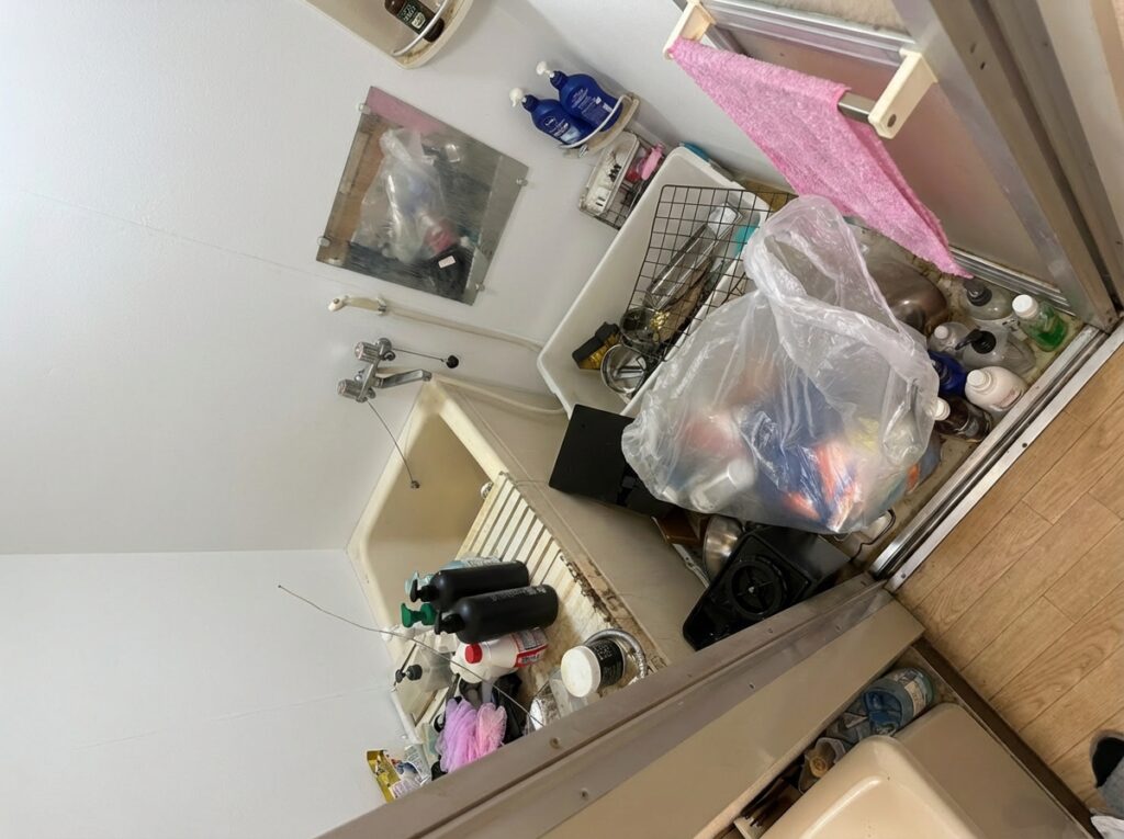 福岡県赤村1KマンションE様のゴミ屋敷片付け事例 Before