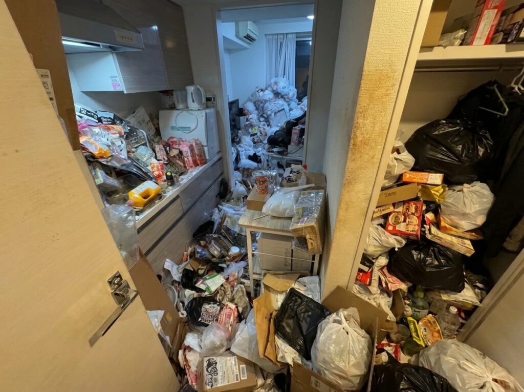 熊本県湯前町1LDKマンションW様のゴミ屋敷片付け事例 Before