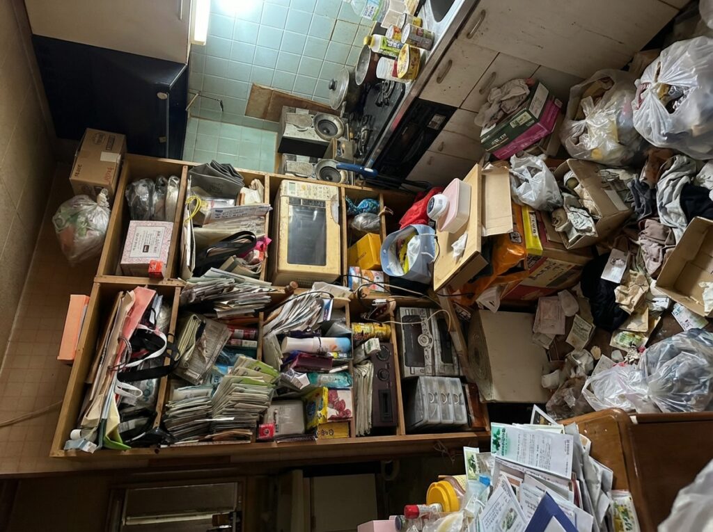 佐賀県鹿島市1DKアパートK様のゴミ屋敷片付け事例 Before