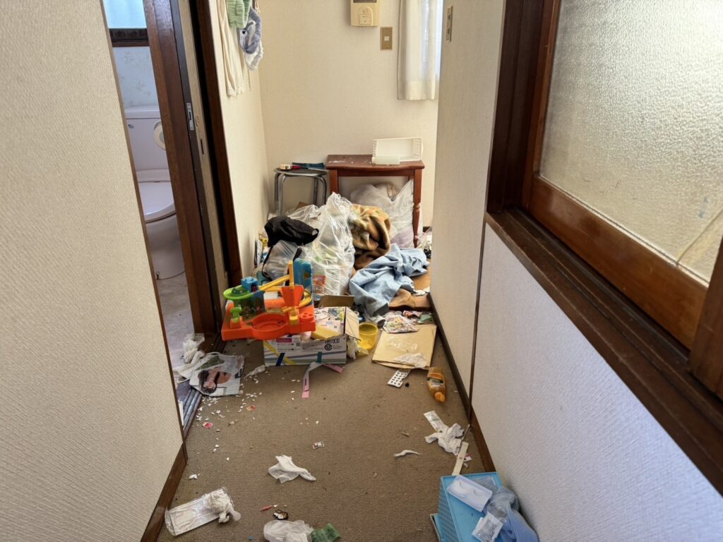 宮崎県延岡市2LDKアパートI様のゴミ屋敷片付け事例 Before