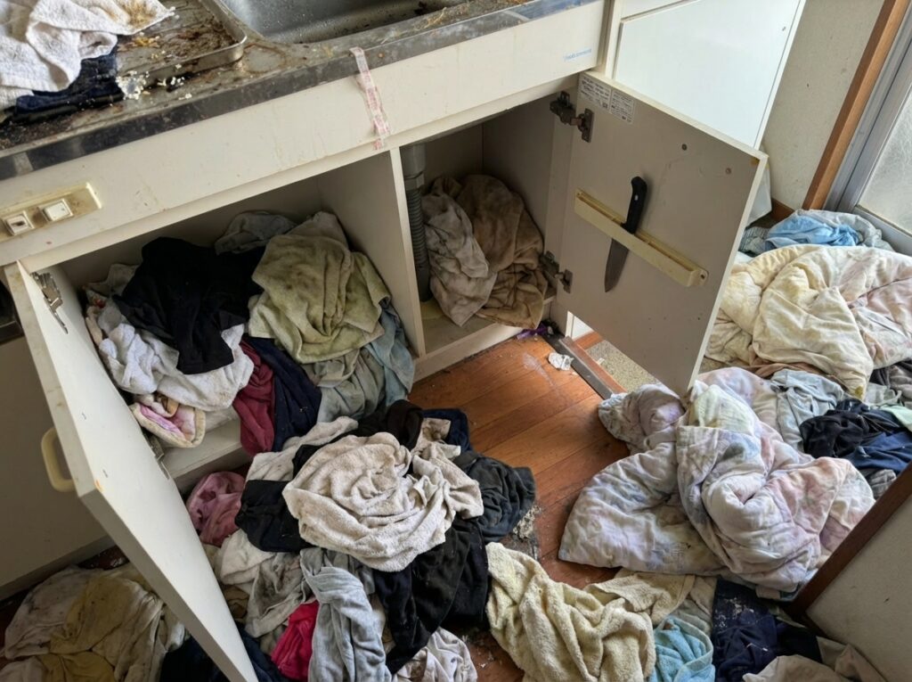 佐賀県上峰町4LDK戸建てO様のゴミ屋敷片付け事例 Before