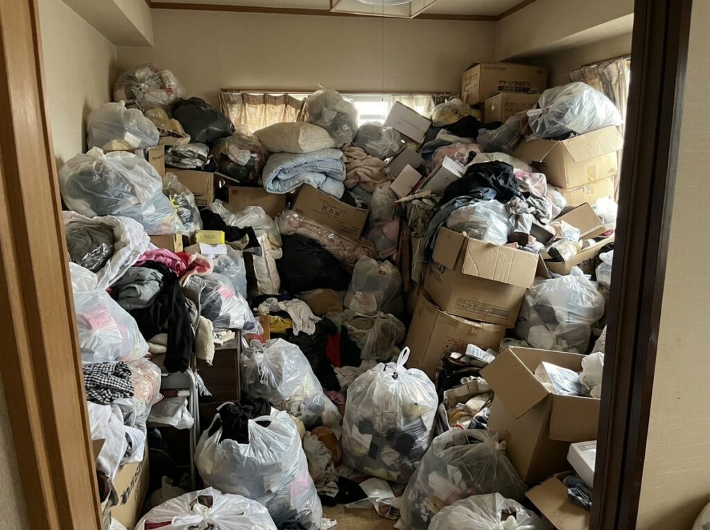 福岡県桂川町1LDKマンションS様のゴミ屋敷片付け事例 Before