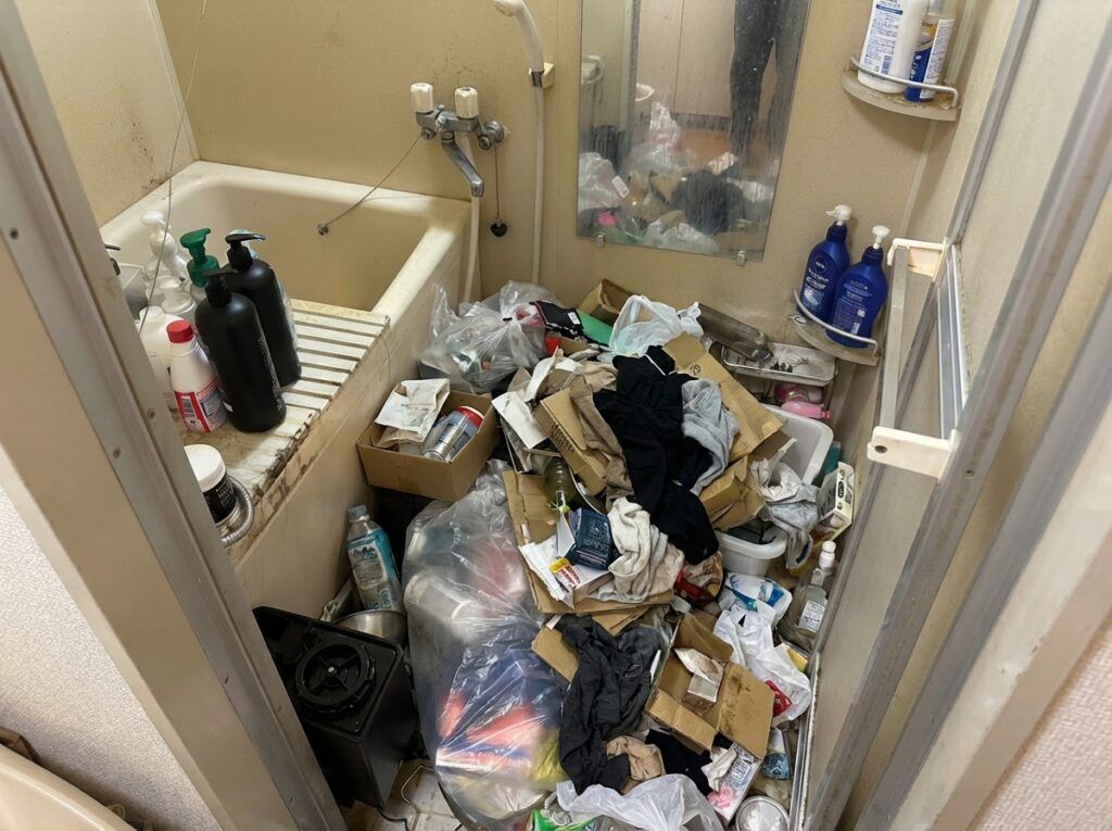 福岡県福智町1DKアパートU様のゴミ屋敷片付け事例 Before