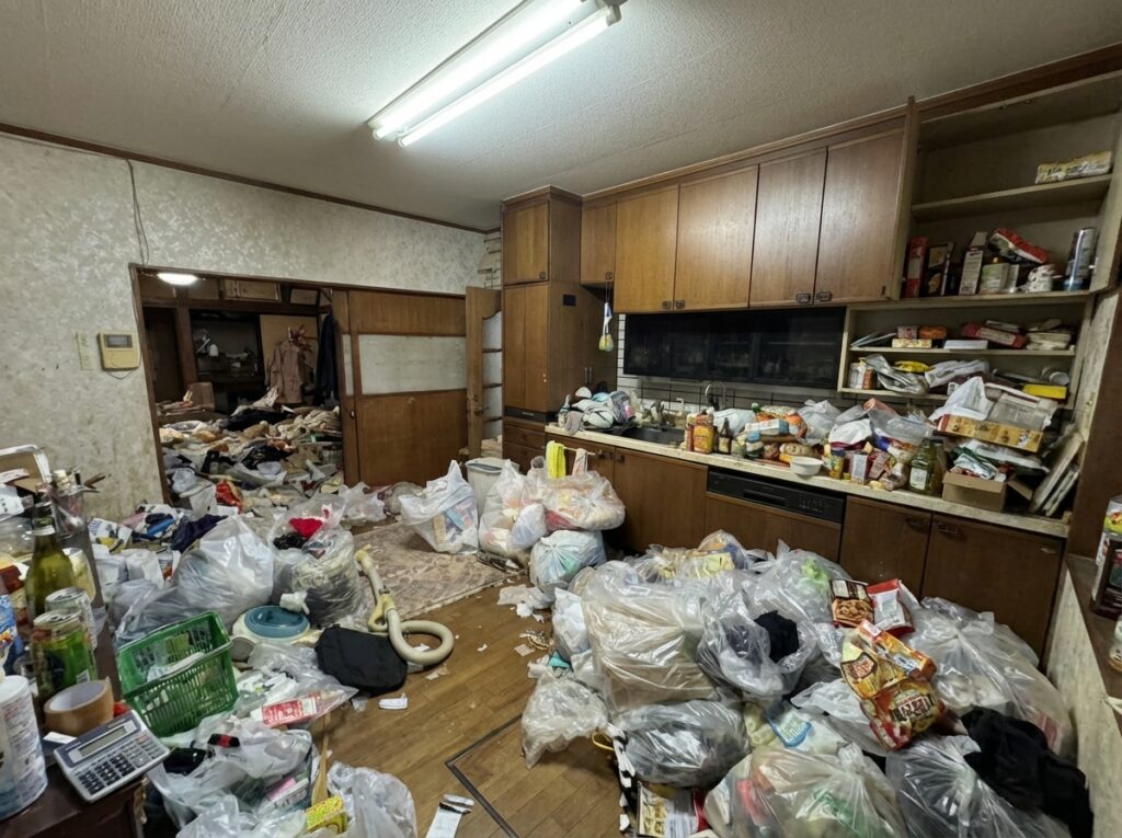大分県杵築市2LDKアパートT様のゴミ屋敷片付け事例 Before