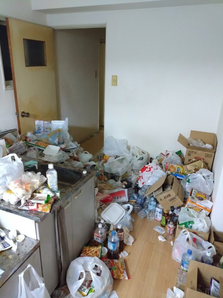 高知県馬路村1LDKマンションU様のゴミ屋敷片付け事例 Before