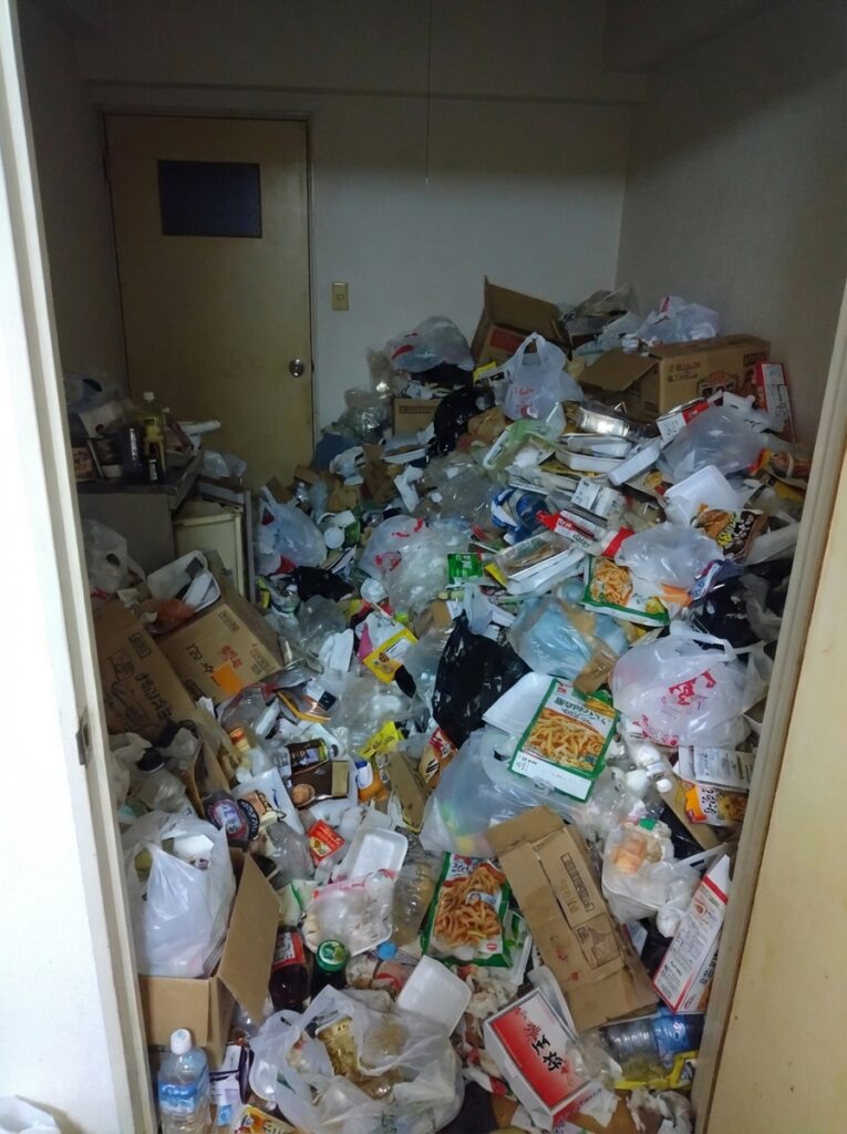 高知県芸西村1KマンションS様のゴミ屋敷片付け事例 Before