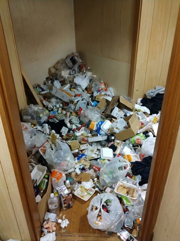 高知県本山町4LDK戸建てS様のゴミ屋敷片付け事例 Before