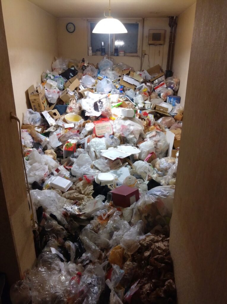 高知県土佐町2LDKアパートN様のゴミ屋敷片付け事例 Before