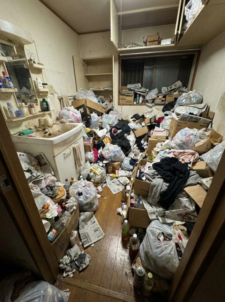 福岡県朝倉市1DKアパートU様のゴミ屋敷片付け事例 Before