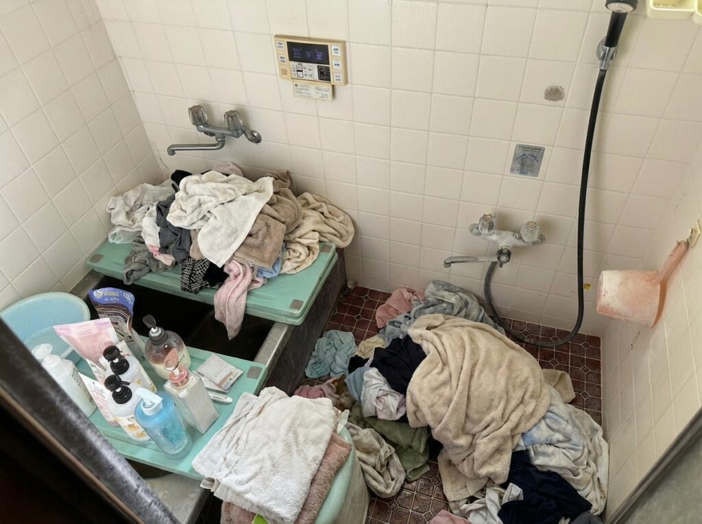 佐賀県唐津市1DKアパートM様のゴミ屋敷片付け事例 Before