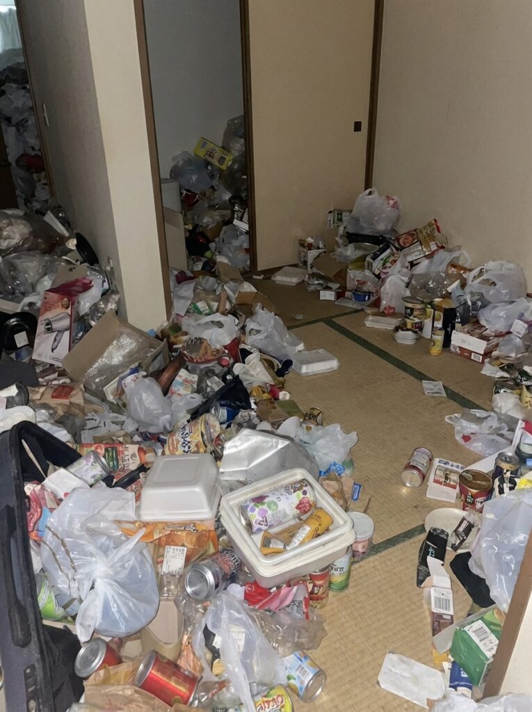 佐賀県嬉野市2DKマンションT様のゴミ屋敷片付け事例 Before