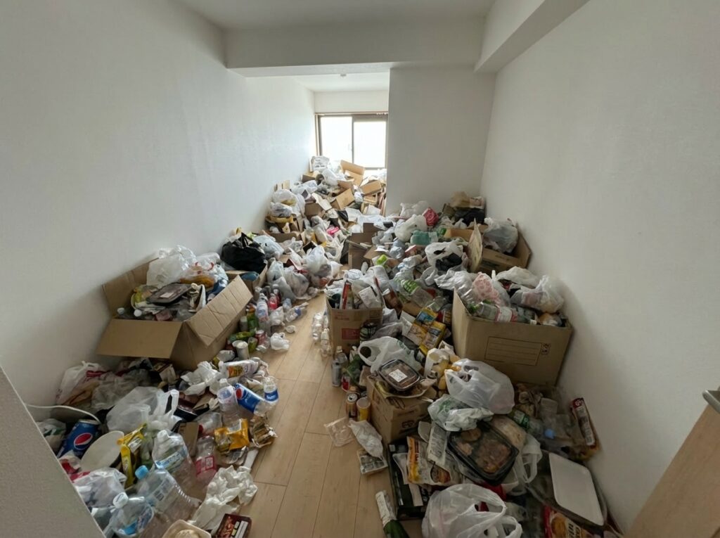 福岡県須恵町2DKマンションH様のゴミ屋敷片付け事例 Before