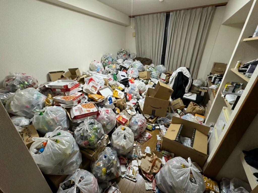 福岡県宇美町2DKアパートU様のゴミ屋敷片付け事例 Before