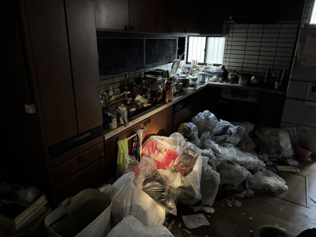 大分県津久見市1DKアパートT様のゴミ屋敷片付け事例 Before