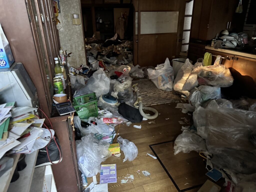 徳島県吉野川市2DK戸建てU様のゴミ屋敷片付け事例 Before