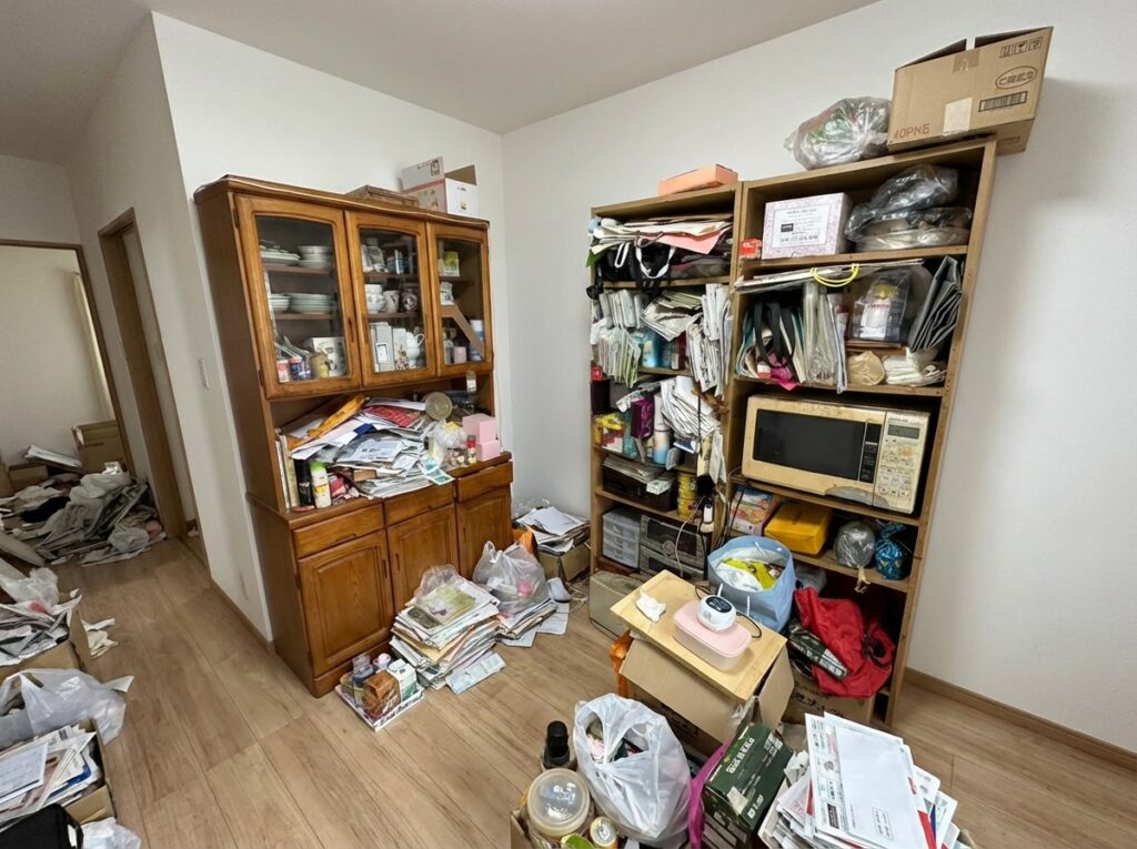 佐賀県武雄市2DKアパートT様のゴミ屋敷片付け事例 Before