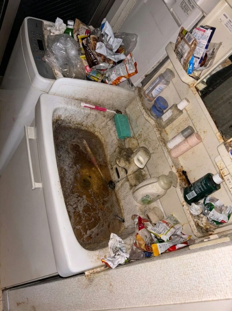 福岡県嘉麻市2DK戸建てO様のゴミ屋敷片付け事例 Before