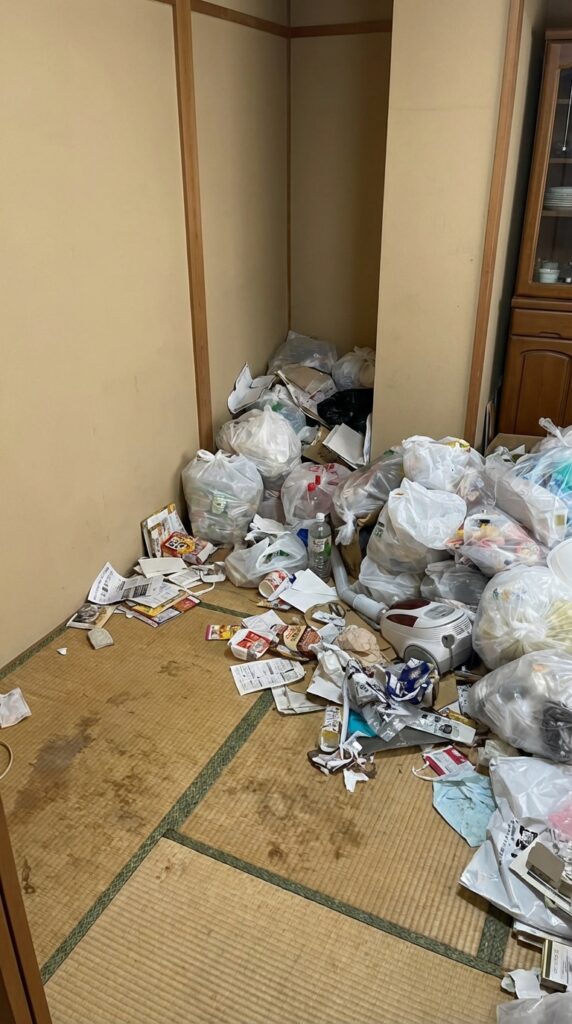 福岡県芦屋町1KアパートY様のゴミ屋敷片付け事例 Before