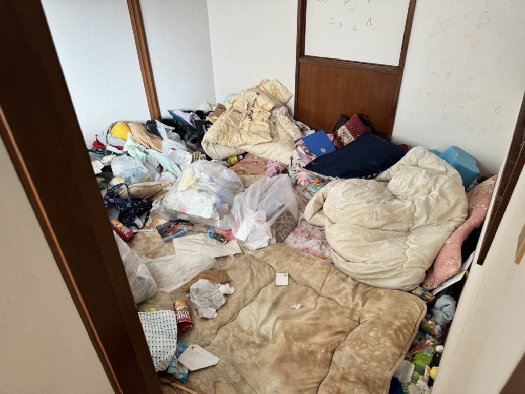 宮崎県小林市1KアパートM様のゴミ屋敷片付け事例 Before