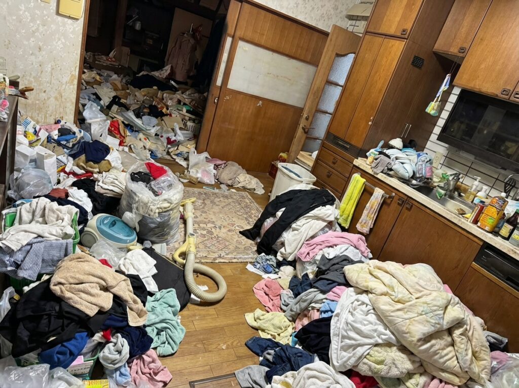 大分県杵築市1DKアパートU様のゴミ屋敷片付け事例 Before