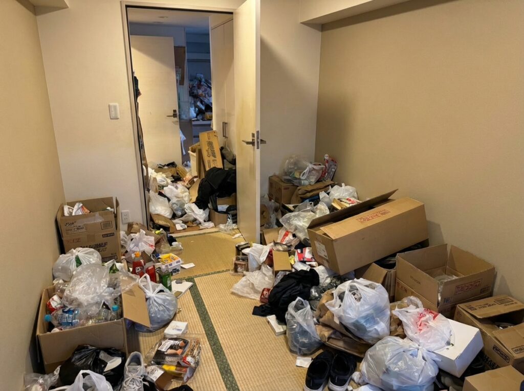 熊本県湯前町2DKマンションT様のゴミ屋敷片付け事例 Before