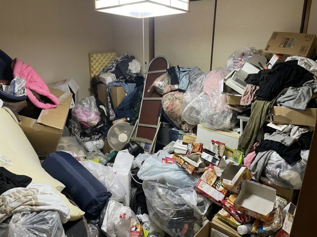 福岡県桂川町4LDK戸建てS様のゴミ屋敷片付け事例 Before