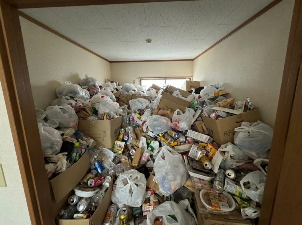 福岡県新宮町1KアパートK様のゴミ屋敷片付け事例 Before