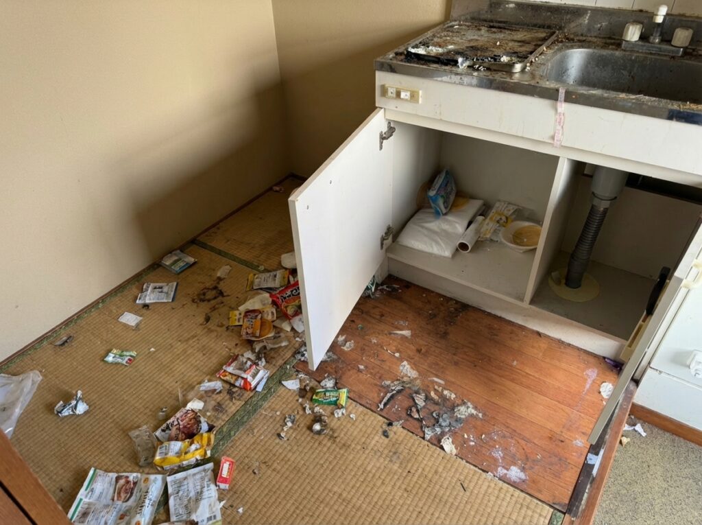 佐賀県上峰町1KマンションK様のゴミ屋敷片付け事例 Before