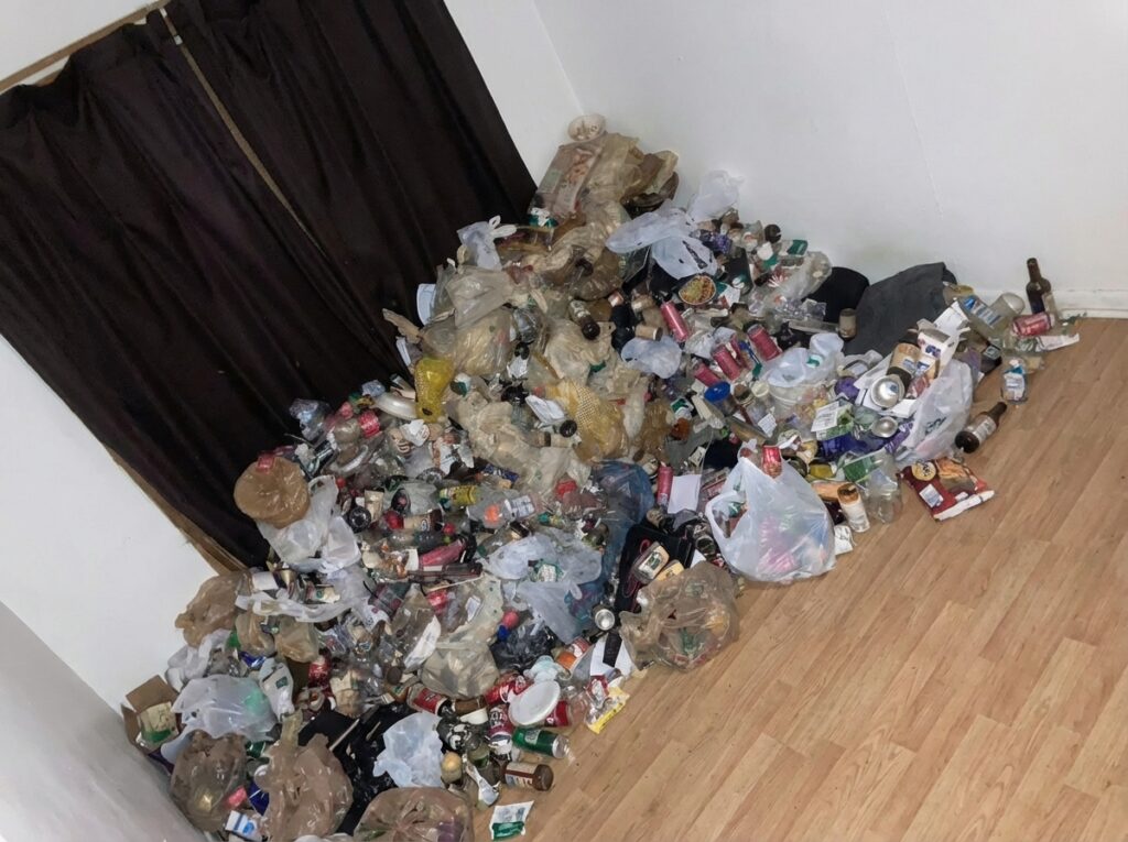 熊本県合志市2DKマンションK様のゴミ屋敷片付け事例 Before