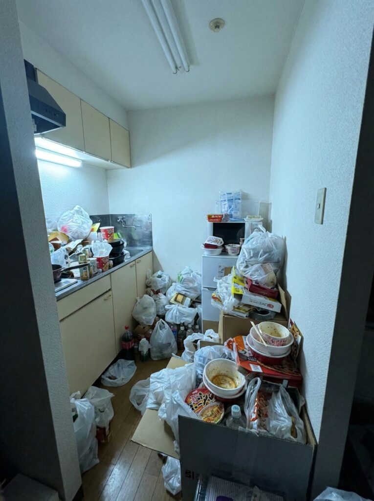 高知県日高村2LDK戸建てE様のゴミ屋敷片付け事例 Before