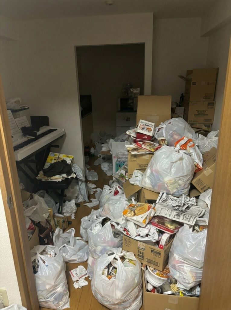 高知県津野町1KアパートA様のゴミ屋敷片付け事例 Before