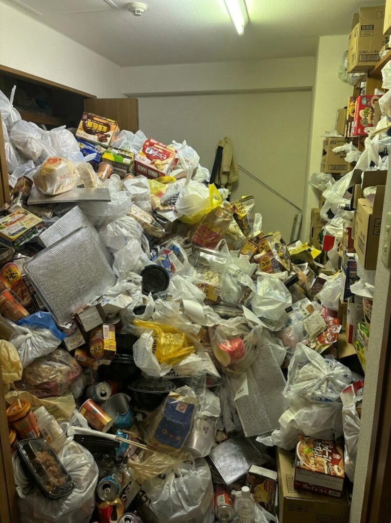 高知県四万十町1KマンションR様のゴミ屋敷片付け事例 Before