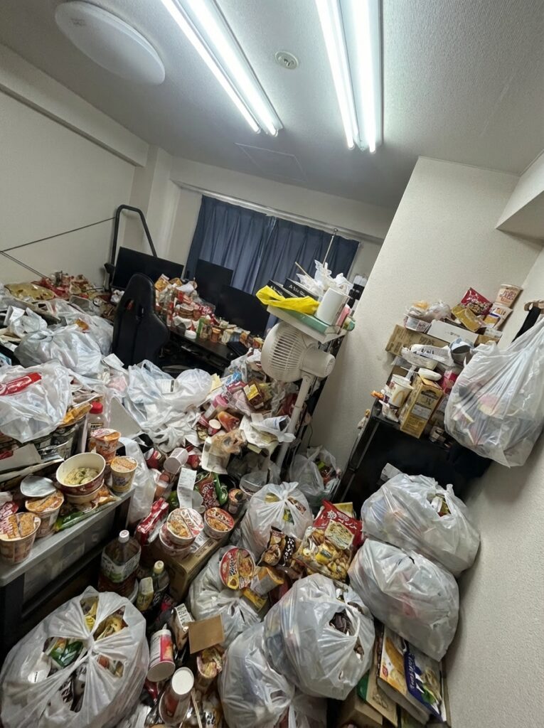 高知県三原村1LDKマンションF様のゴミ屋敷片付け事例 Before