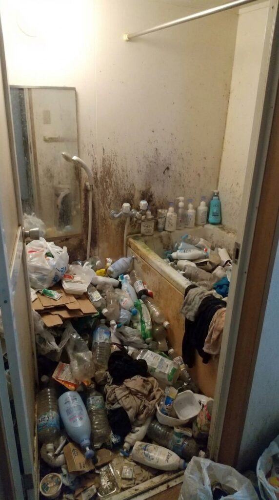 福岡県直方市2LDK戸建てI様のゴミ屋敷片付け事例 Before