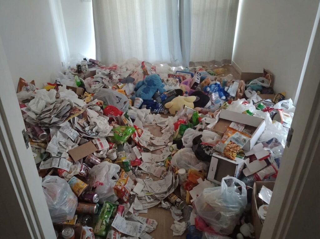 福岡県筑後市1LDKマンションK様のゴミ屋敷片付け事例 Before