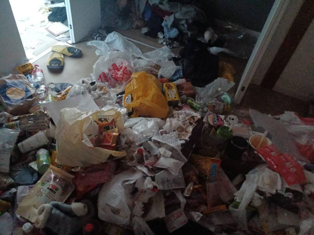 福岡県大川市2DKアパートN様のゴミ屋敷片付け事例 Before