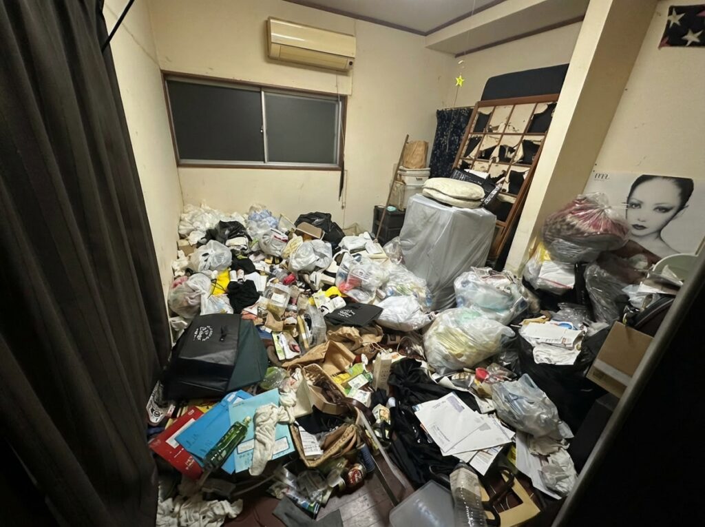 福岡県筑紫野市1DKアパートO様のゴミ屋敷片付け事例 Before