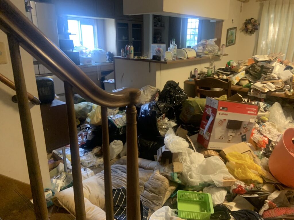 愛媛県大洲市2LDKアパートI様のゴミ屋敷片付け事例 Before