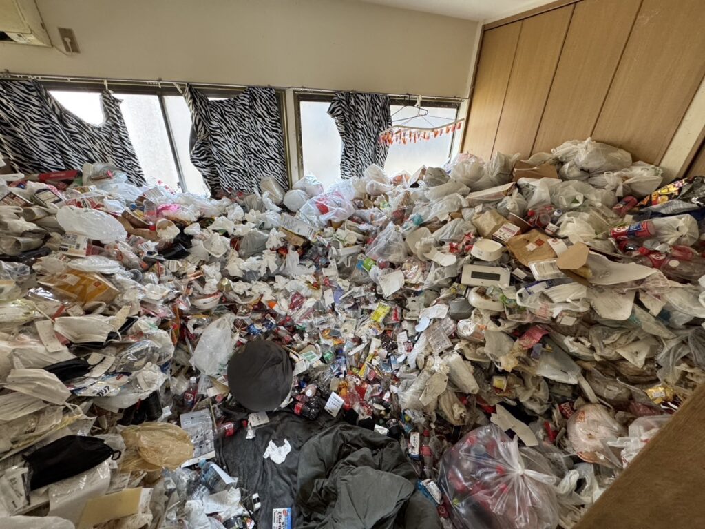 愛媛県伊予市1KマンションI様のゴミ屋敷片付け事例 Before