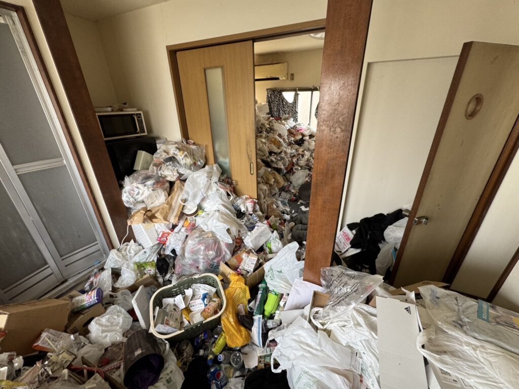 愛媛県四国中央市2LDKマンションI様のゴミ屋敷片付け事例 Before