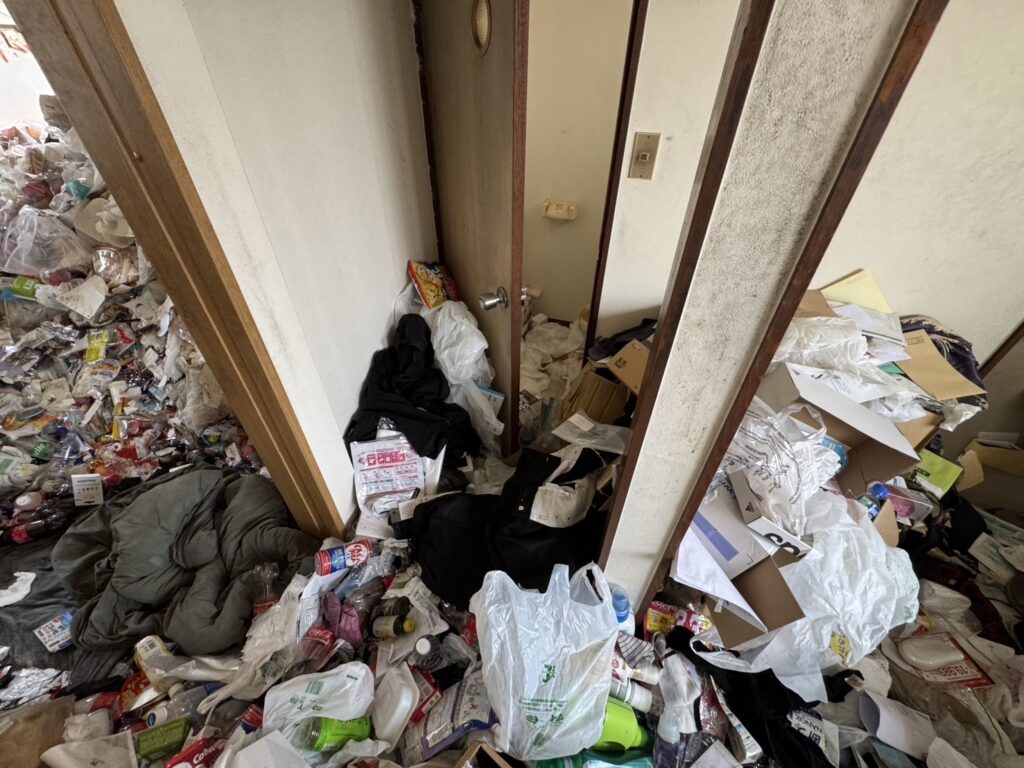 愛媛県四国中央市3LDK戸建てW様のゴミ屋敷片付け事例 Before