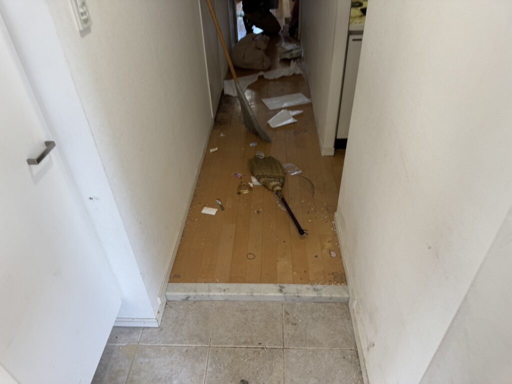 愛媛県内子町2LDKマンションF様のゴミ屋敷片付け事例 Before