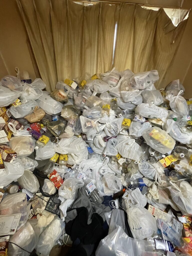 愛媛県鬼北町1KマンションE様のゴミ屋敷片付け事例 Before