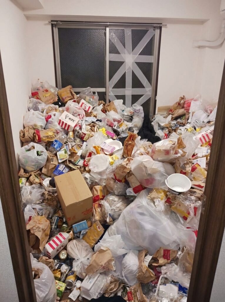 鹿児島県枕崎市1DKマンションT様のゴミ屋敷片付け事例 Before