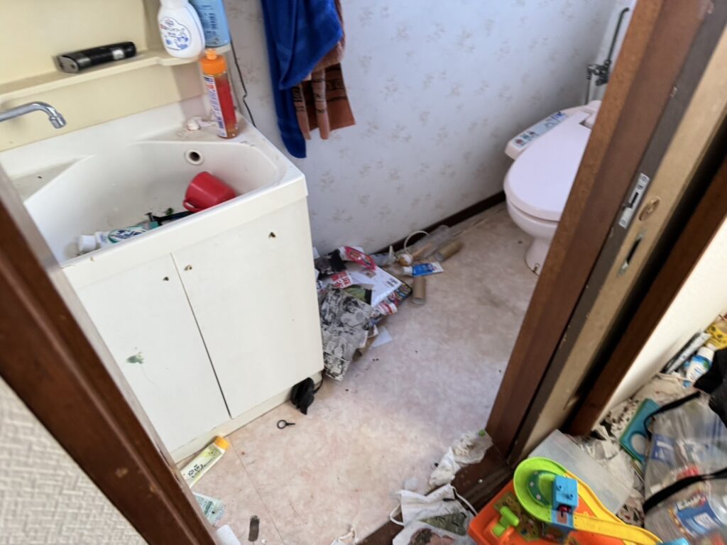 宮崎県西都市2DKアパートI様のゴミ屋敷片付け事例 Before