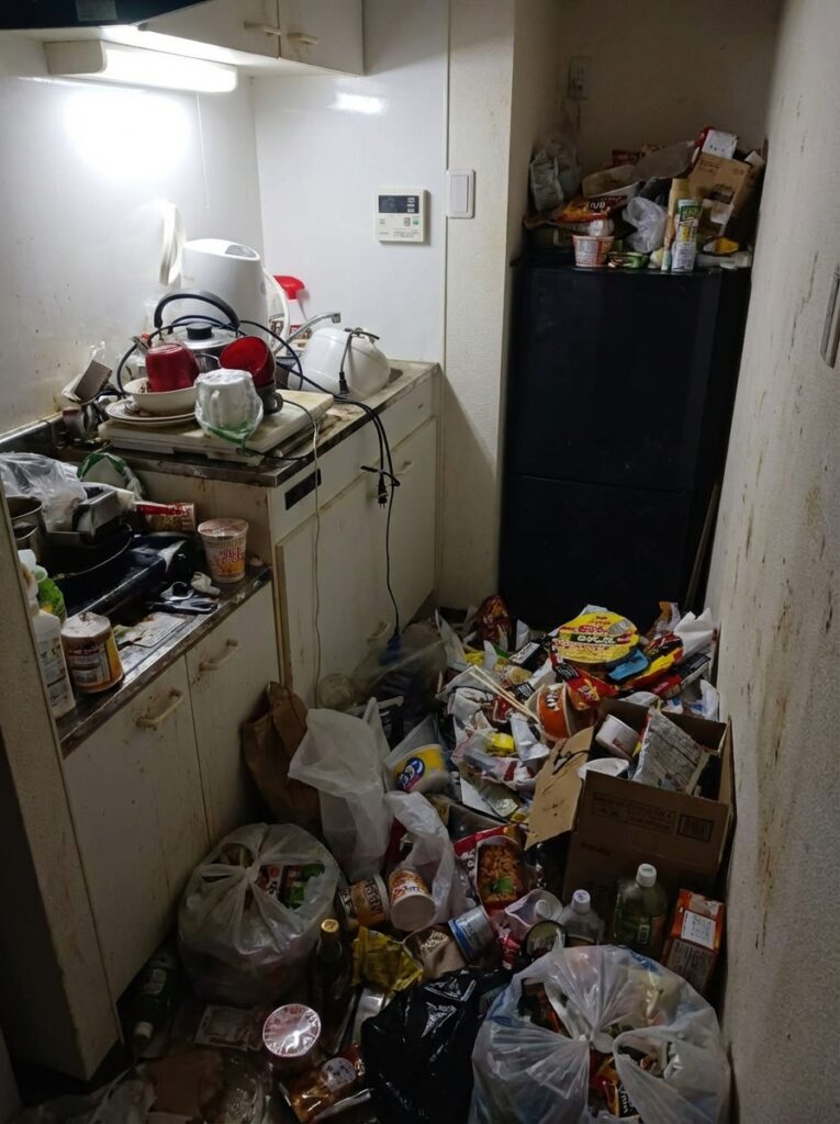 宮崎県五ヶ瀬町1DKマンションW様のゴミ屋敷片付け事例 Before